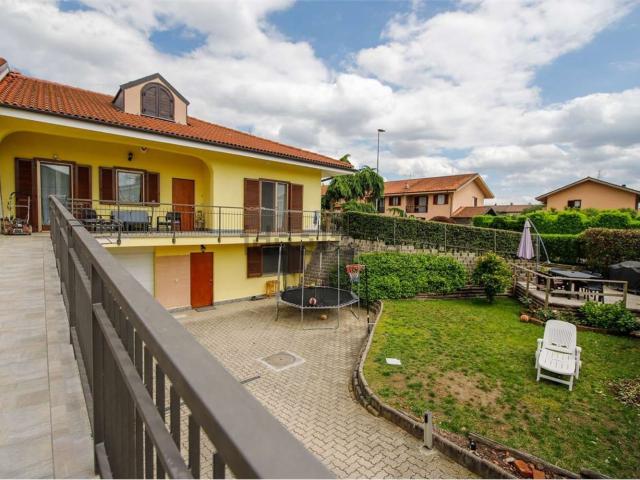 Villetta bifamiliare in vendita di 230 m² in Via Elena di Montenegro, 14