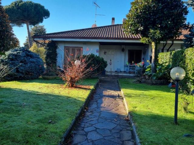 Villetta bifamiliare in vendita di 230 m² in Via Folcarotonda, 7