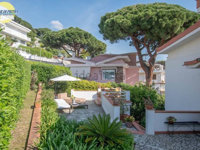 Villetta bifamiliare in vendita di 230 m² in Via Giovanni Alfonso Colmanet, 12