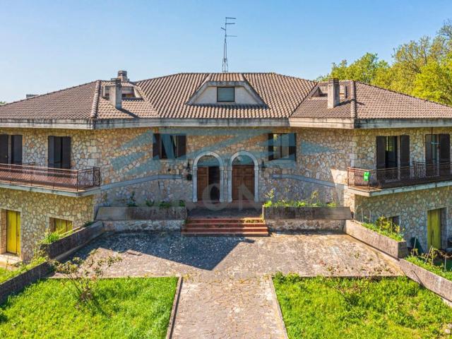 Villetta bifamiliare in vendita di 230 m² in Via Giovanni Pascoli