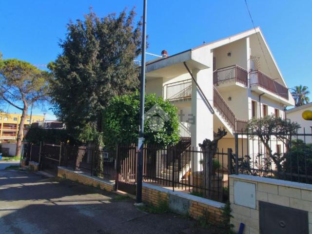 Villetta bifamiliare in vendita di 330 m² in Via Gole di Celano, 1