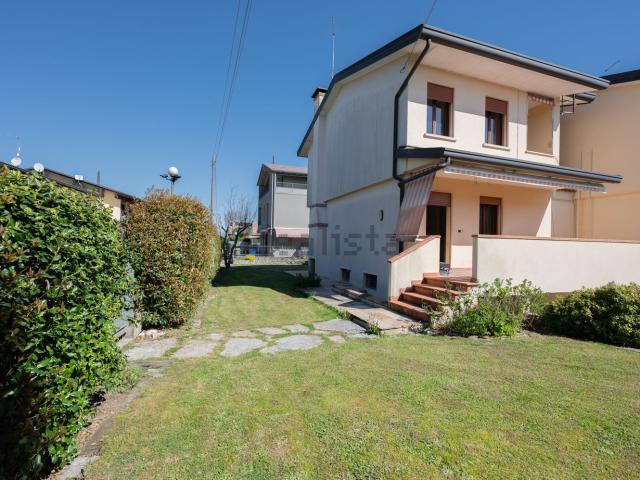 Villetta bifamiliare in vendita di 230 m² in Via Larga, 11