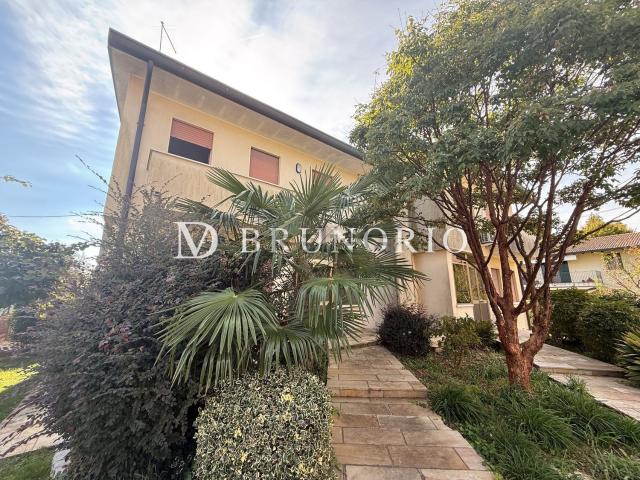 Villetta bifamiliare in vendita di 230 m² in Via Larga, 35