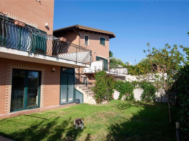 Villetta bifamiliare in vendita di 230 m² in Via Lenza