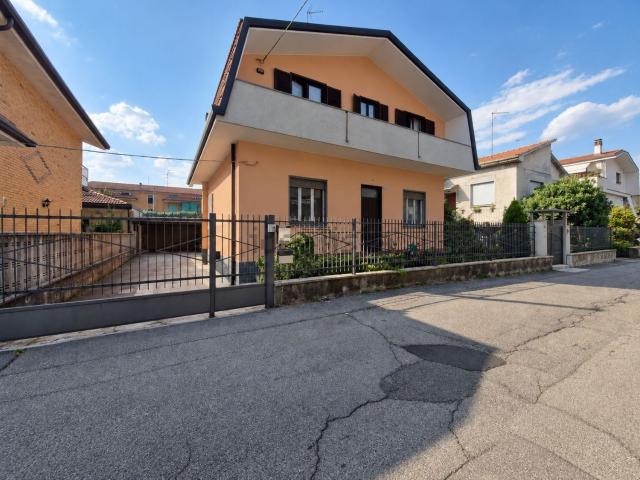 Villetta bifamiliare in vendita di 230 m² in Via Lorenzo Mascheroni, 5