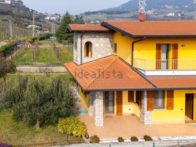 Villetta bifamiliare in vendita di 230 m² in Via Luogo di Mezzo, 20