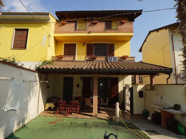 Villetta bifamiliare in vendita di 230 m² in Via Mazzini
