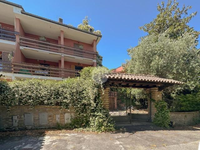 Villetta bifamiliare in vendita di 230 m² in Via Montecompatri, 30
