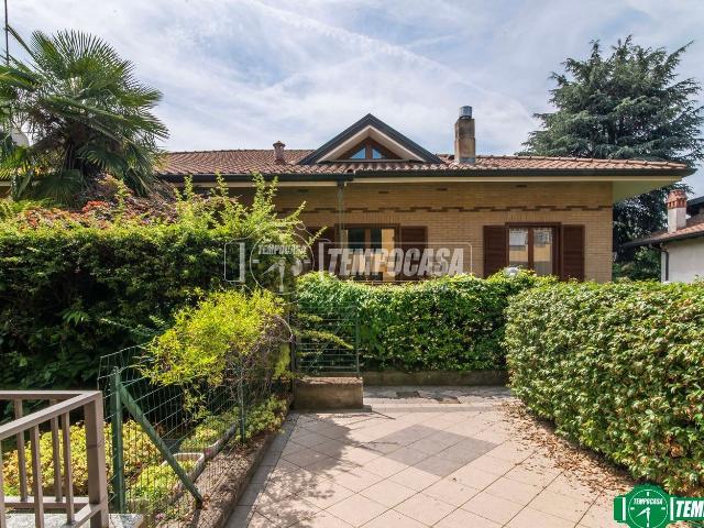 Villetta bifamiliare in vendita di 230 m² in Via Monviso