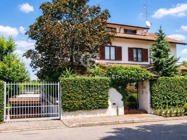 Villetta bifamiliare in vendita di 230 m² in Via Perù
