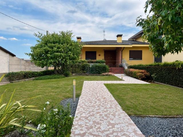 Villetta bifamiliare in vendita di 230 m² in Via Pisa
