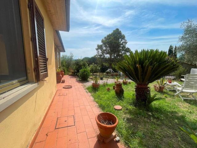 Villetta bifamiliare in vendita di 230 m² in Via Poggiolino, 4