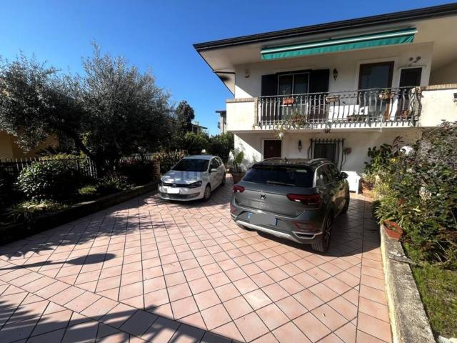 Villetta bifamiliare in vendita di 230 m² in Via Querce