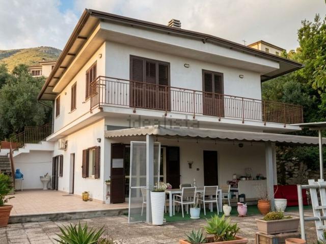 Villetta bifamiliare in vendita di 230 m² in Via Santa Maria la Noce