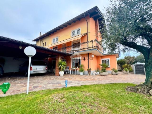 Villetta bifamiliare in vendita di 230 m² in Via San Giusto, 21