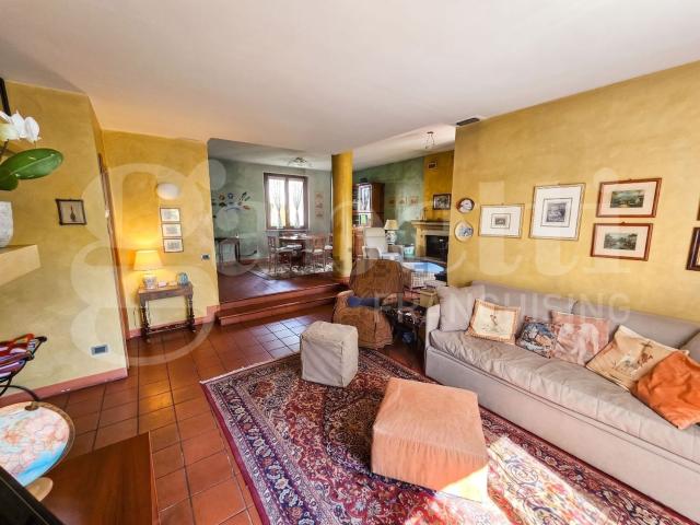 Villetta bifamiliare in vendita di 230 m² in Via Salvemini, 33