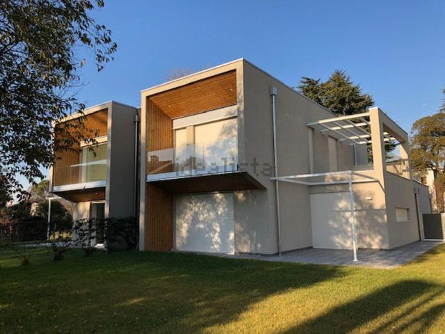 Villetta bifamiliare in vendita di 230 m²