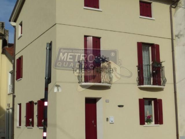 Villetta bifamiliare in vendita di 231 m² in Piazza IV Novembre, 5