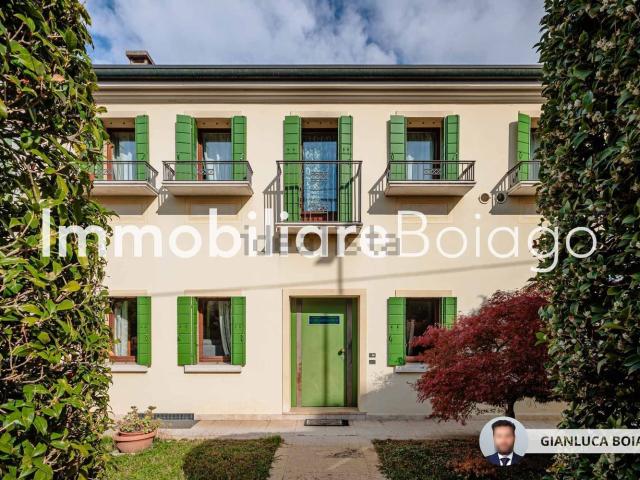 Villetta bifamiliare in vendita di 231 m² in Strada del Mozzato, 25