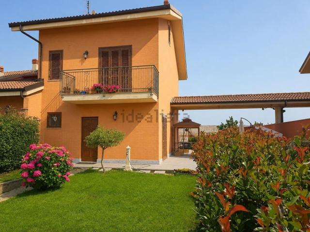 Villetta bifamiliare in vendita di 231 m² in Via Giuseppe Verdi, 16