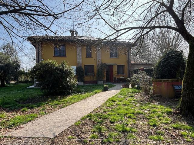 Villetta bifamiliare in vendita di 231 m² in Via Mantova, 1