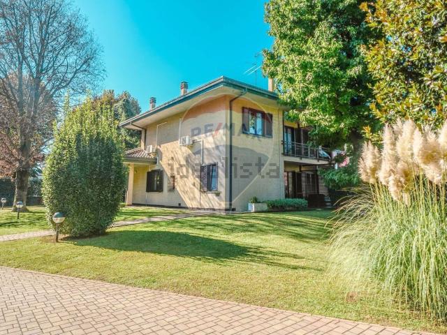 Villetta bifamiliare in vendita di 231 m² in Viale Lombardia, 86