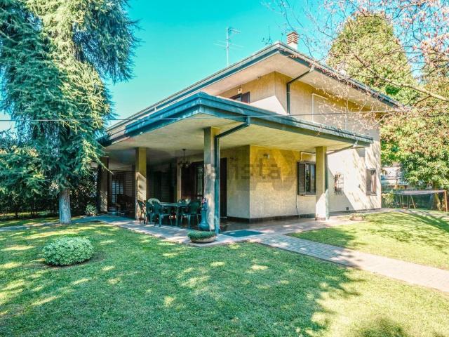 Villetta bifamiliare in vendita di 231 m² in Viale Lombardia, 86