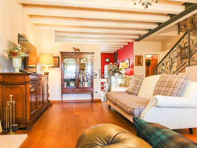 Villetta bifamiliare in vendita di 232 m² in Via Valliera, 5