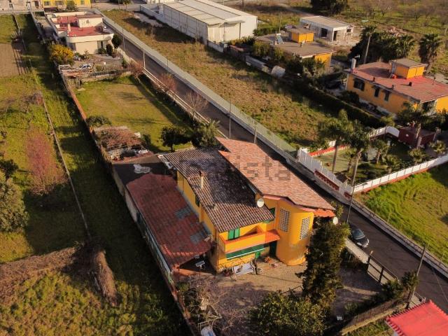 Villetta bifamiliare in vendita di 232 m² in Via Enrico Caruso, 8