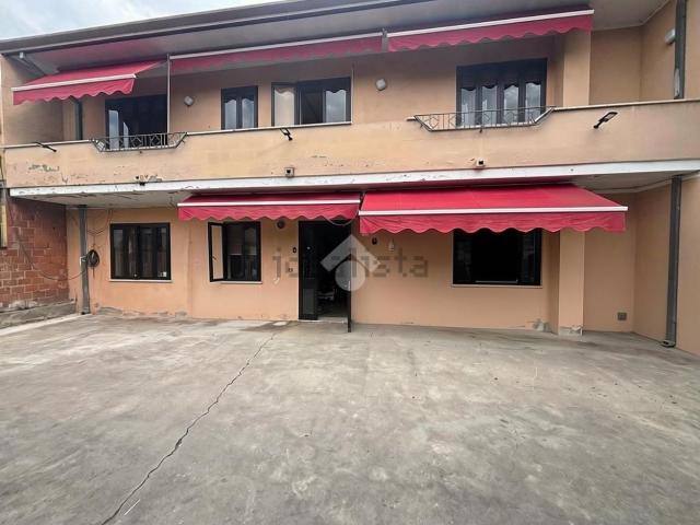 Villetta bifamiliare in vendita di 232 m² in Via Roma, 298