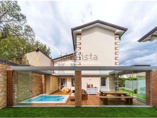 Villetta bifamiliare in vendita di 237 m² in Via Trento