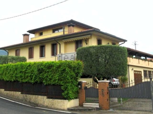 Villetta bifamiliare in vendita di 237 m² in Via Gazzo