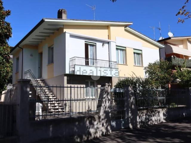 Villetta bifamiliare in vendita di 237 m² in Via Oberdan, 11