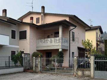 Villetta bifamiliare in vendita di 234 m² in Via Monte delle Rose