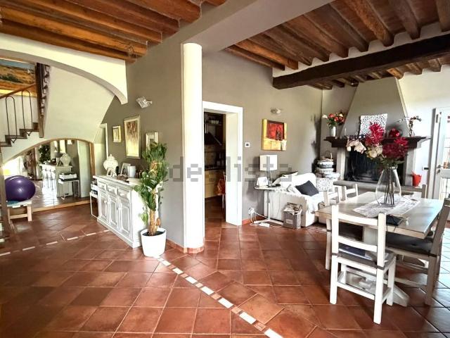 Villetta bifamiliare in vendita di 234 m² in Via Montemaggiore, 12