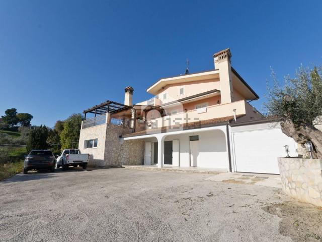 Villetta bifamiliare in vendita di 234 m² in Via Sangro, 44