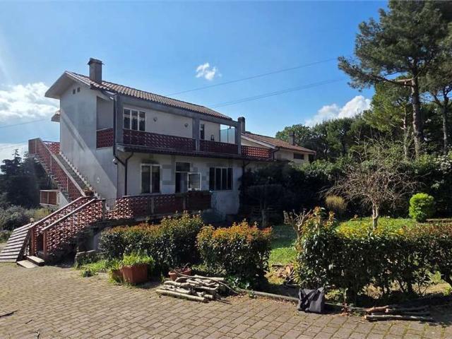 Villetta bifamiliare in vendita di 235 m² in Frazione Sappanico, 98