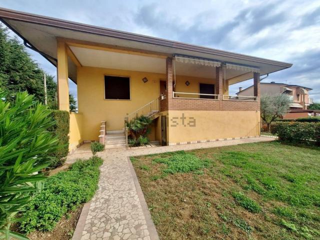 Villetta bifamiliare in vendita di 235 m² in Via Vittorio Alfieri