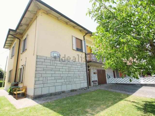 Villetta bifamiliare in vendita di 235 m² in Via Alessandro Manzoni