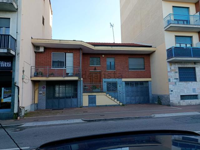 Villetta bifamiliare in vendita di 235 m² in Via dei Cacciatori, 71