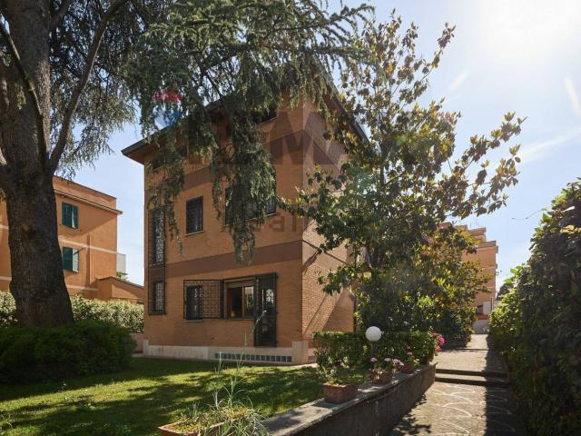 Villetta bifamiliare in vendita di 235 m² in Via del Grano