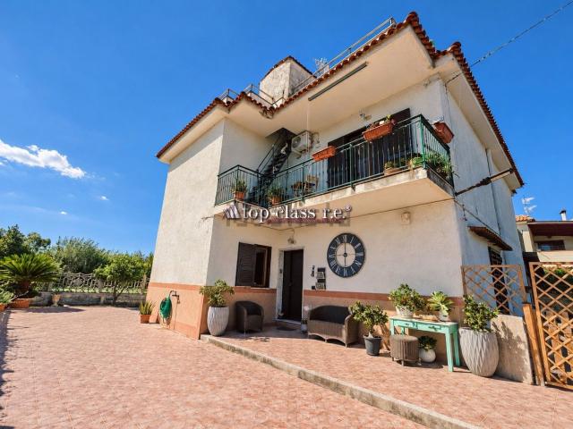 Villetta bifamiliare in vendita di 235 m² in Via delle Colmate