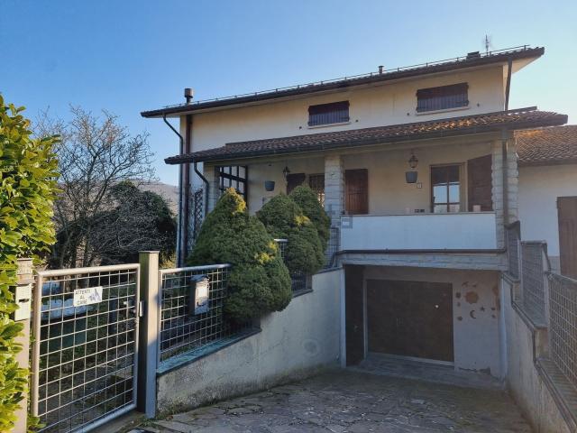 Villetta bifamiliare in vendita di 235 m² in Via Don Faggioli, 5