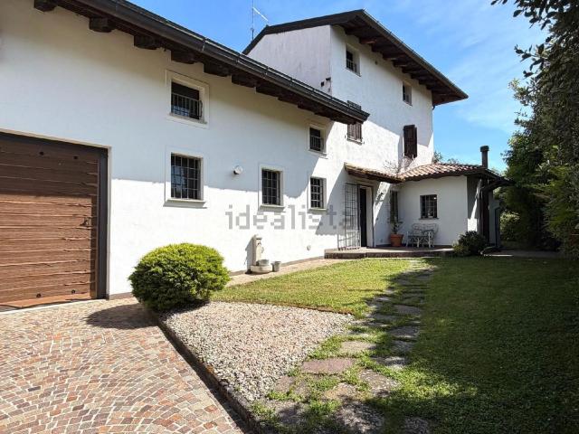 Villetta bifamiliare in vendita di 235 m² in Via Montegrappa, 9