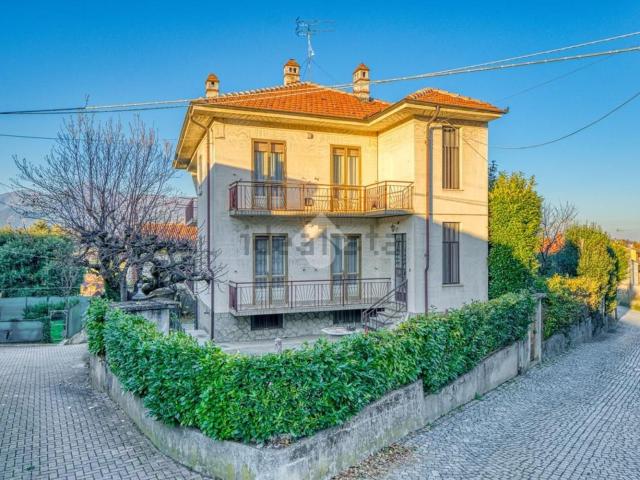 Villetta bifamiliare in vendita di 235 m² in Via Stazione, 25