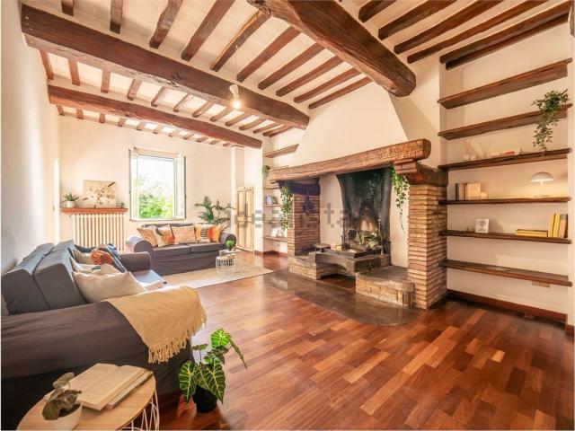 Villetta bifamiliare in vendita di 236 m² in Strada Marscianese, 213