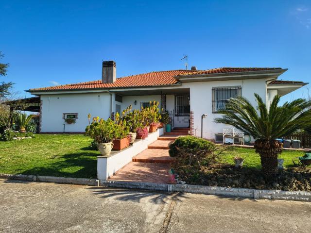 Villetta bifamiliare in vendita di 236 m² in Via Urano, 7
