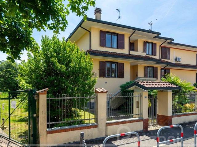 Villetta bifamiliare in vendita di 236 m² in Via A. Vivaldi, 48