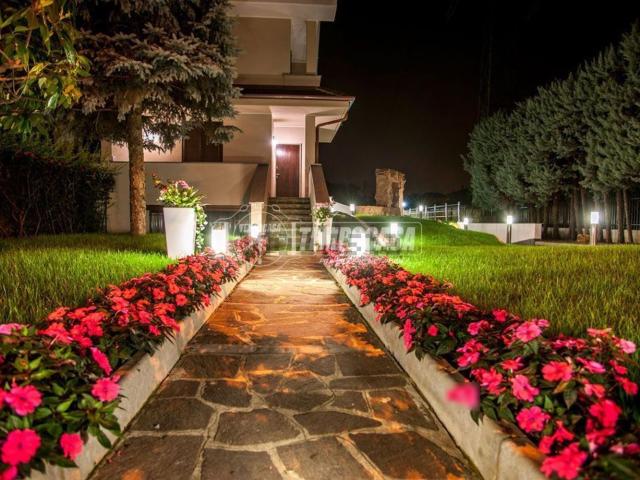 Villetta bifamiliare in vendita di 236 m² in Via Carlo Cattaneo