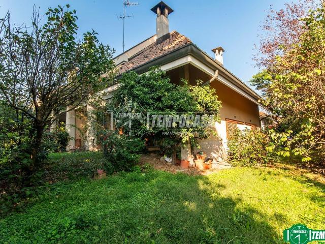 Villetta bifamiliare in vendita di 236 m² in Via Enrico Toti